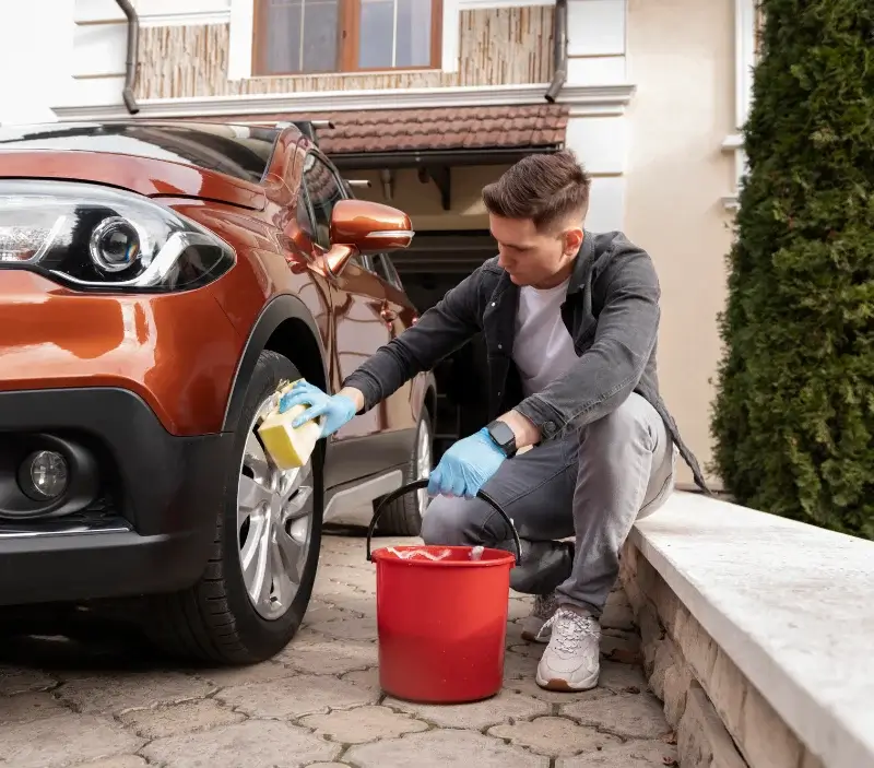 Lavage auto à domicile Bretigny : professionnel intervenant sur un véhicule